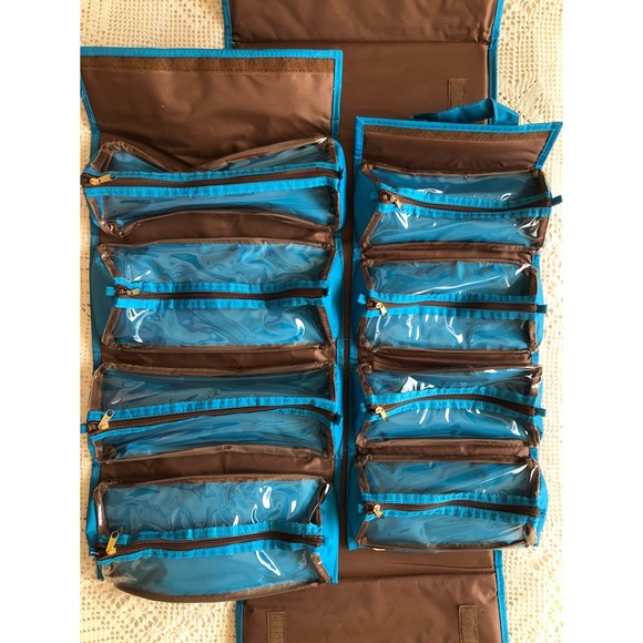 Large Capacity JM New York Hanging Toiletry Bag - Picture 6 of 7